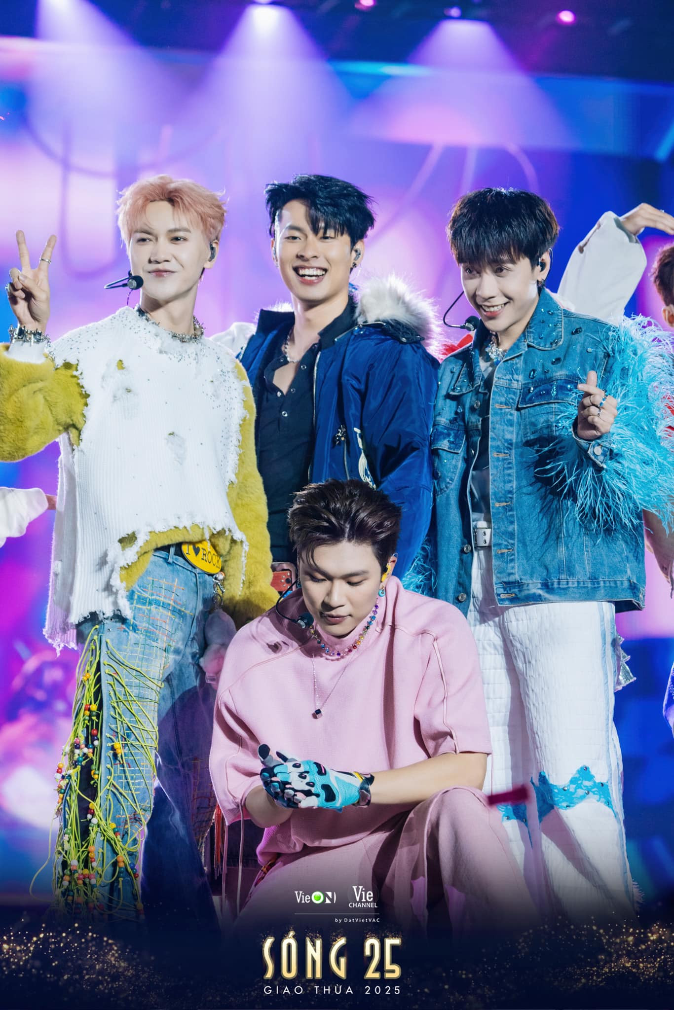 Quang Hùng MasterD còn tham gia dự án nhóm nhạc MOPIUS cùng với các "anh trai" JSOL, Dương Domic và HURRYKNG.