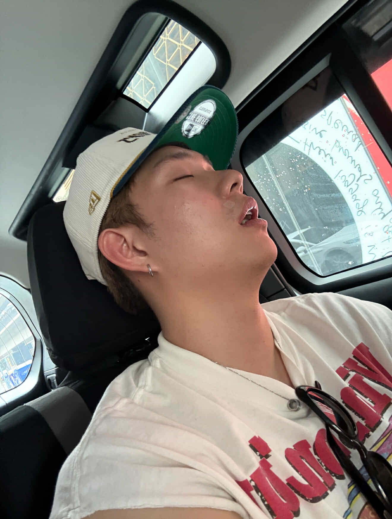 Dương Domic "mất kết nối" với ống kính của JSOL. Dương Domic "mất kết nối" với ống kính của JSOL.