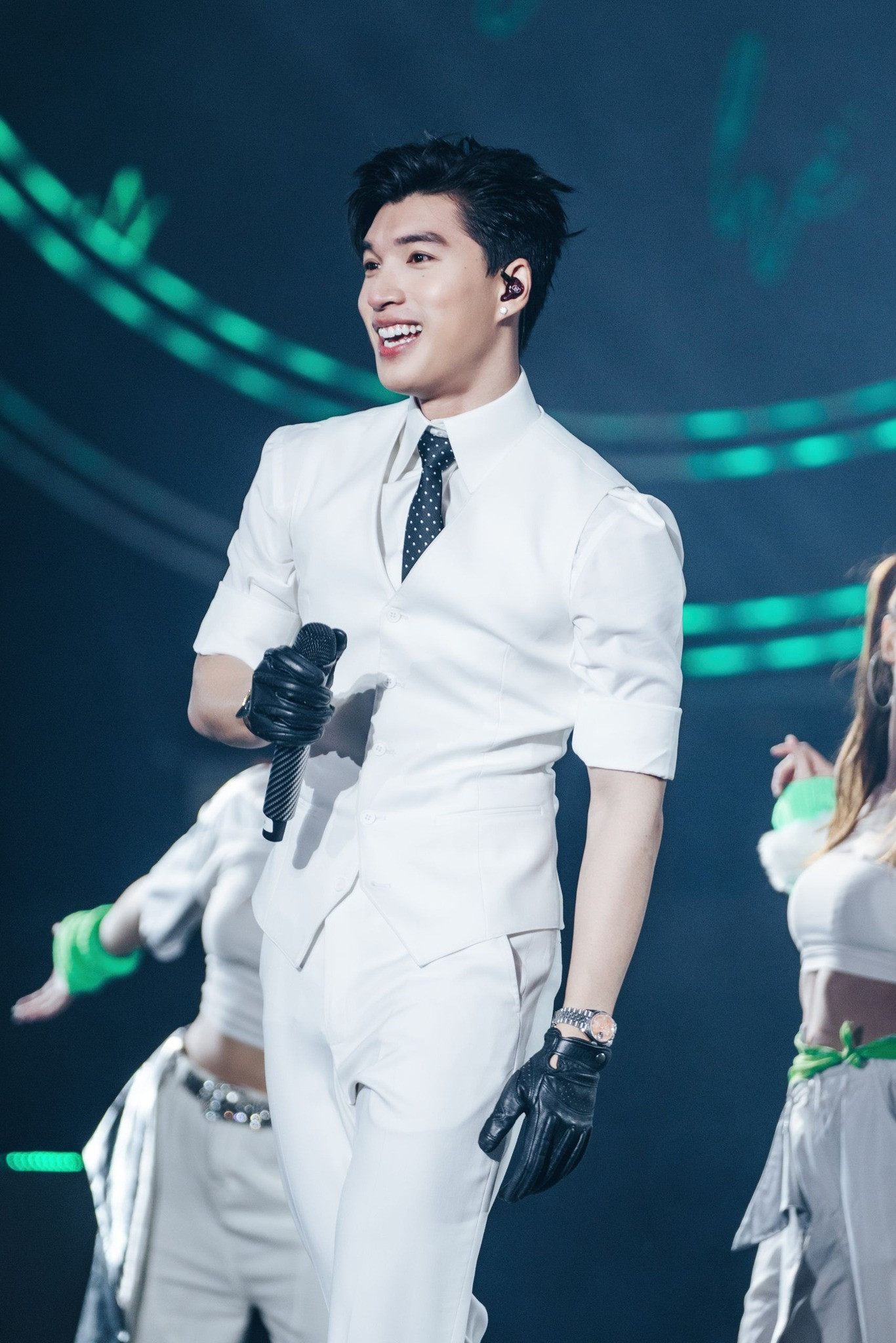 Nhiều người hâm mộ "Say Hi" vẫn lụy phiên bản "HIEUTHUHAI vest trắng". Nhiều người hâm mộ "Say Hi" vẫn lụy phiên bản "HIEUTHUHAI vest trắng".