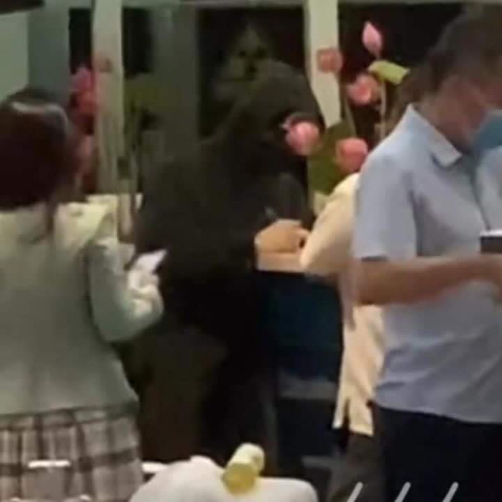 Hình ảnh được cho là của Negav tại sân bay Nội Bài đang ký tặng cho người hâm mộ. Hình ảnh được cho là của Negav tại sân bay Nội Bài đang ký tặng cho người hâm mộ.