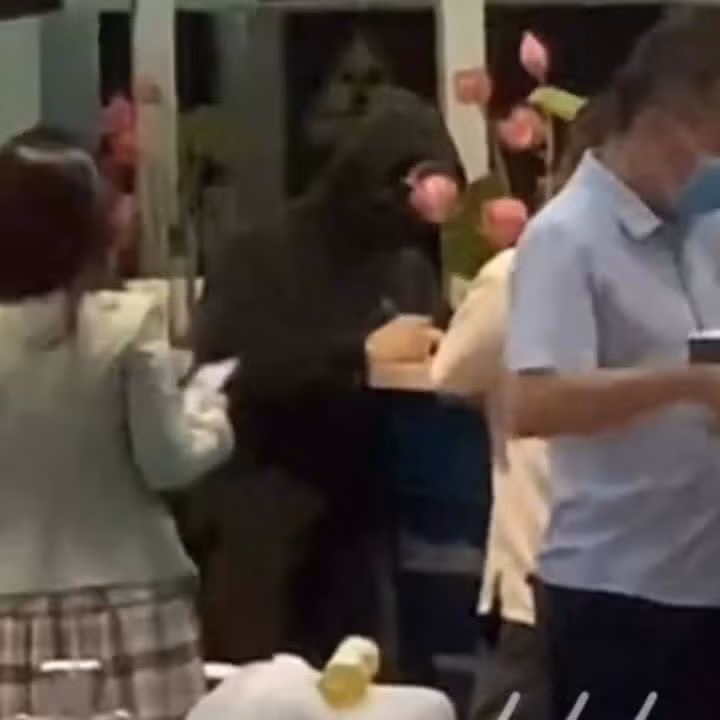 Hình ảnh được cho là của Negav tại sân bay Nội Bài đang ký tặng cho người hâm mộ.