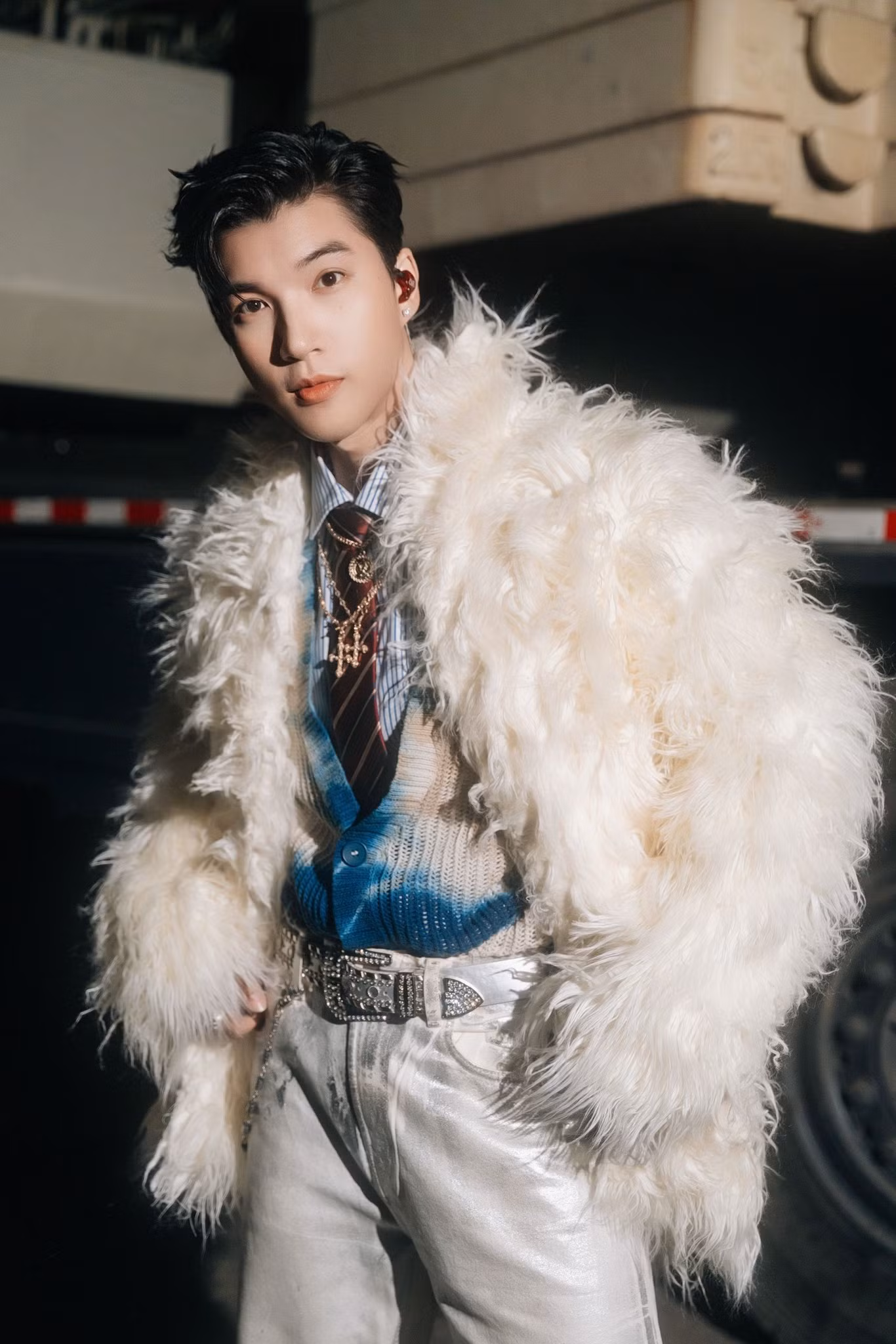 Outfit "rườm rà" hiếm hoi của HIEUTHUHAI: Áo khoác lông với áo len, sơ mi và dùng cà vạt đỏ cùng thắt lưng đính đá làm điểm nhấn.