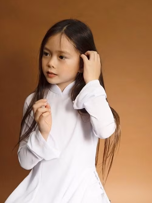 Bé Sol càng lớn càng xinh đẹp và ra dáng "mẫu ảnh tương lai".