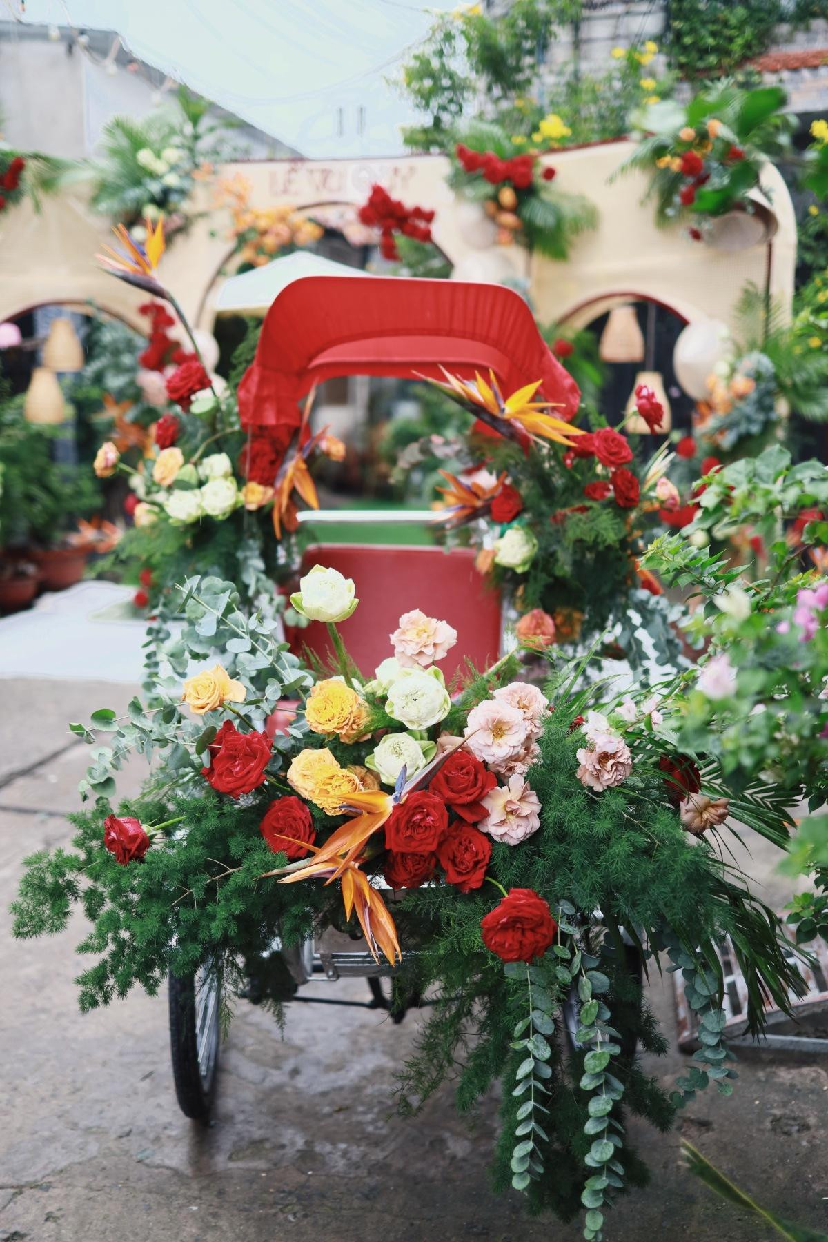 Hình ảnh chiếc xích lô được đặt trước cổng khiến netizen nhớ về đám cưới ở Sài Gòn xưa. Hình ảnh chiếc xích lô được đặt trước cổng khiến netizen nhớ về đám cưới ở Sài Gòn xưa.