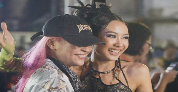 Kimmese đến thăm Suboi tại hậu trường một đêm diễn.