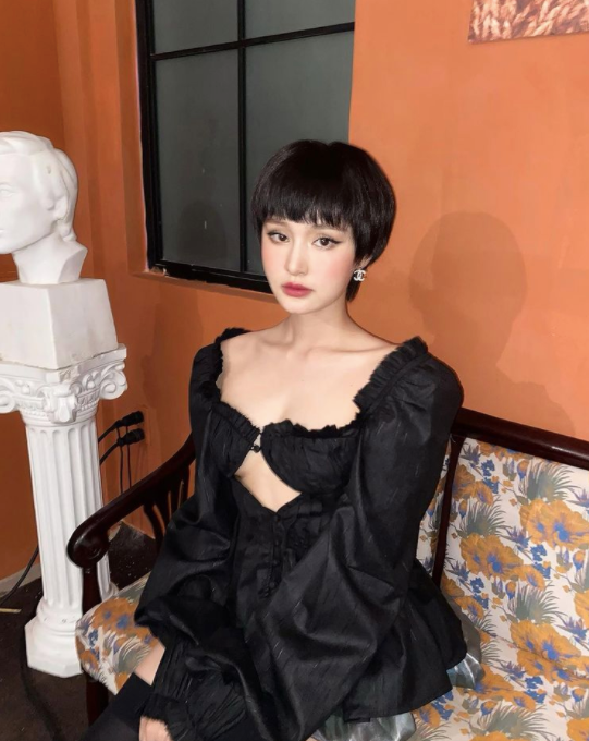 Hiền Hồ từng gây sốc với phát ngôn: "Yêu 2, 3 người cũng được, miễn là thật lòng". Hiền Hồ từng gây sốc với phát ngôn: "Yêu 2, 3 người cũng được, miễn là thật lòng".