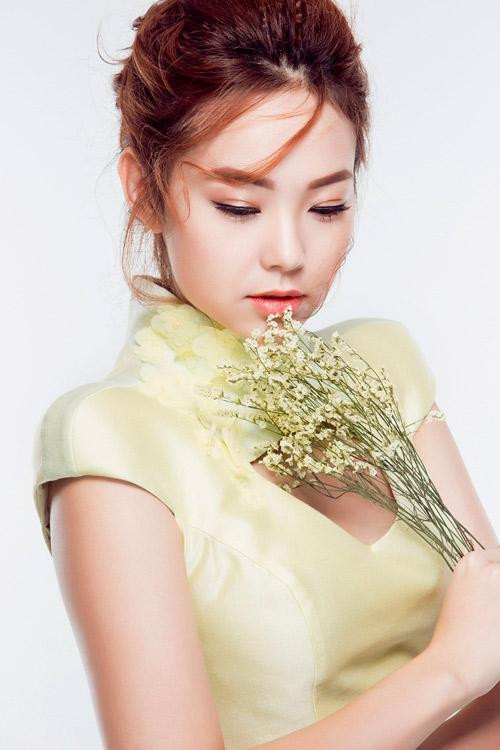 Minh Hằng chọn layout makeup trưởng thành hơn, chủ yếu nhấn sâu vào đôi mắt. Những item cô nàng chọn cũng không còn rực rỡ mà thay vào đó là các gam màu nhẹ nhàng, trung tính.