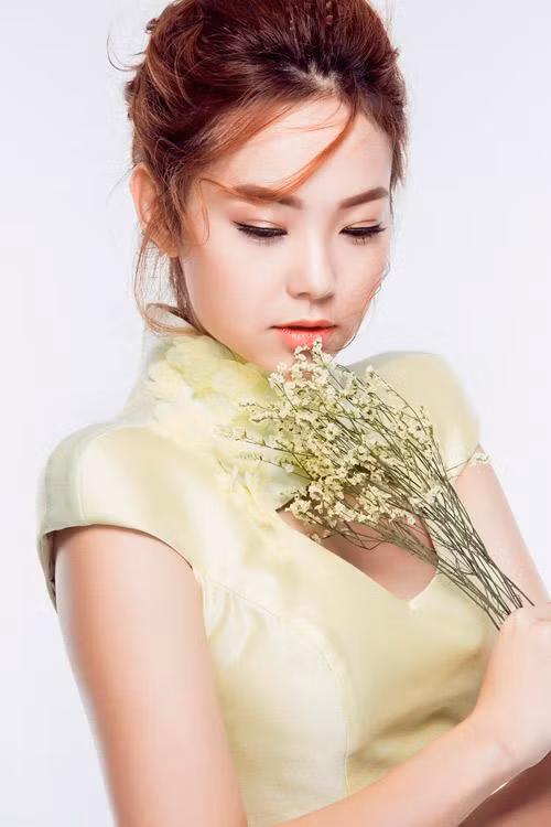 Minh Hằng chọn layout makeup trưởng thành hơn, chủ yếu nhấn sâu vào đôi mắt. Những item cô nàng chọn cũng không còn rực rỡ mà thay vào đó là các gam màu nhẹ nhàng, trung tính.