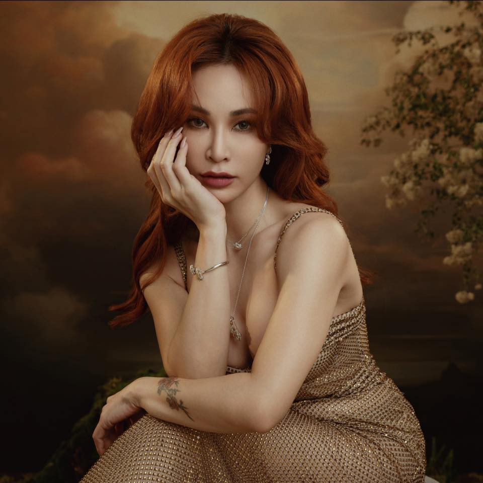 7 năm kể từ album phòng thu gần nhất - Portrait (2017) và 3 năm kể từ single Giữa Đại Lộ Đông Tây (2021), Uyên Linh mới quyết định ra mắt một sản phẩm mới. 7 năm kể từ album phòng thu gần nhất - Portrait (2017) và 3 năm kể từ single Giữa Đại Lộ Đông Tây (2021), Uyên Linh mới quyết định ra mắt một sản phẩm mới.