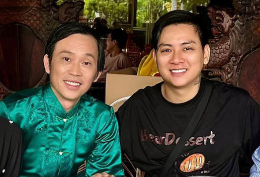 Nam ca sĩ cũng góp mặt trong buổi lễ cúng Tổ nghiệp ngành sân khấu tại nhà thờ Tổ cùng với cha nuôi Hoài Linh. Nam ca sĩ cũng góp mặt trong buổi lễ cúng Tổ nghiệp ngành sân khấu tại nhà thờ Tổ cùng với cha nuôi Hoài Linh.