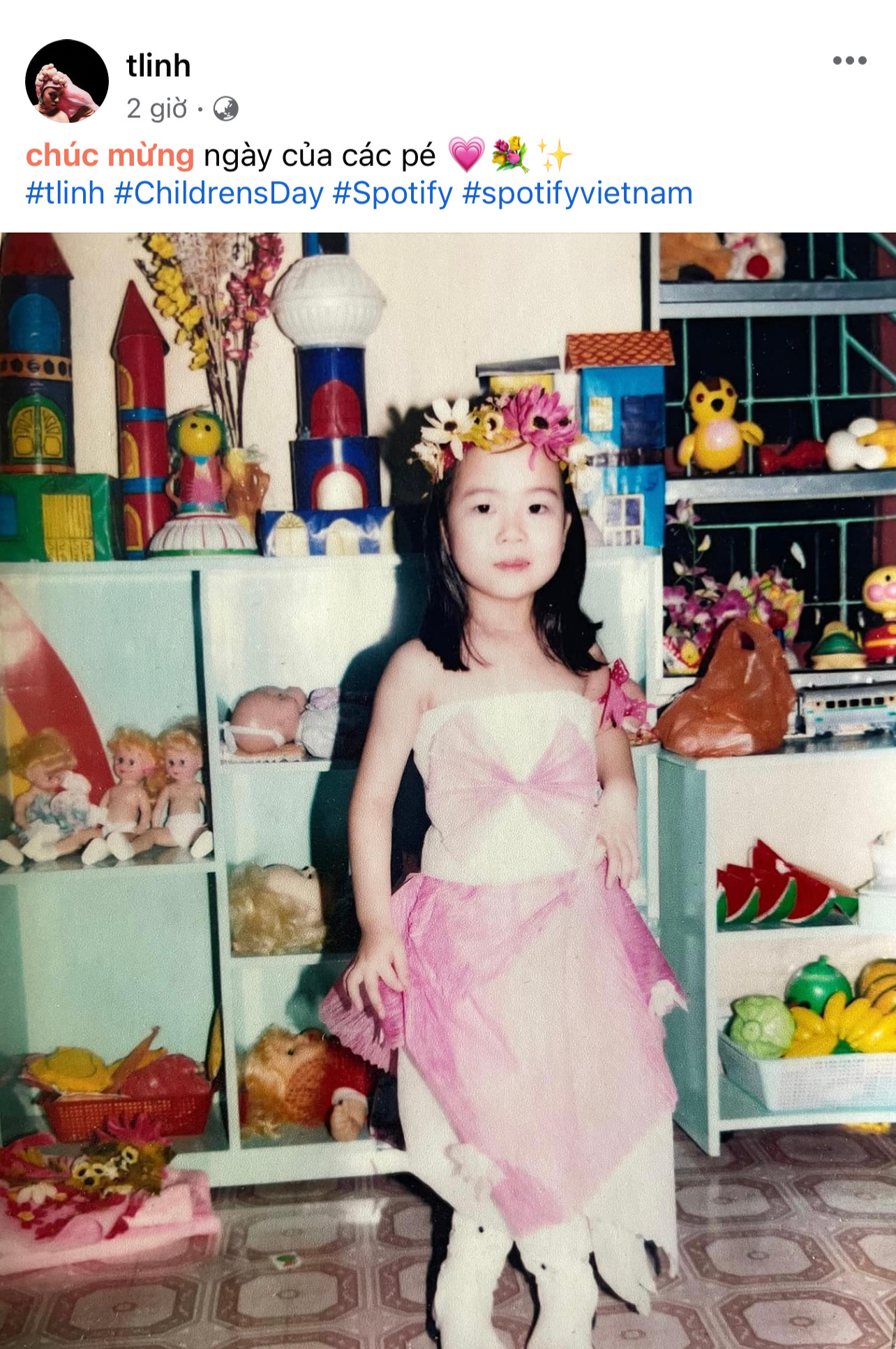 Vốn theo đuổi phong cách cá tính, tlinh gây bất ngờ với tạo hình "công chúa" khi còn bé. Vốn theo đuổi phong cách cá tính, tlinh gây bất ngờ với tạo hình "công chúa" khi còn bé.