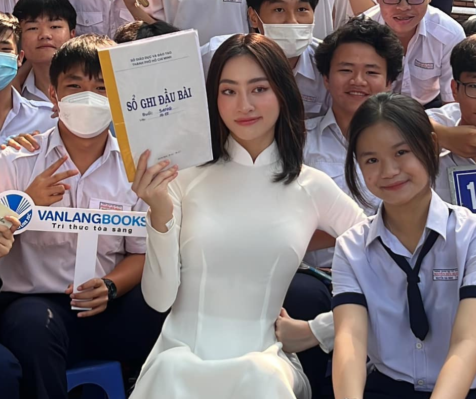 Nàng hậu xinh xắn trong buổi giao lưu với các bạn học sinh. Nàng hậu xinh xắn trong buổi giao lưu với các bạn học sinh.