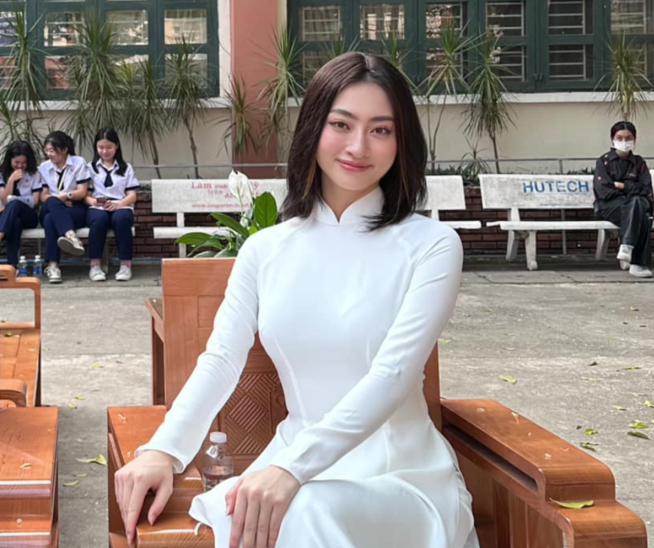 Hoa hậu Lương Thùy Linh "đổi gió" với mái tóc ngắn trẻ trung. Hoa hậu Lương Thùy Linh "đổi gió" với mái tóc ngắn trẻ trung.