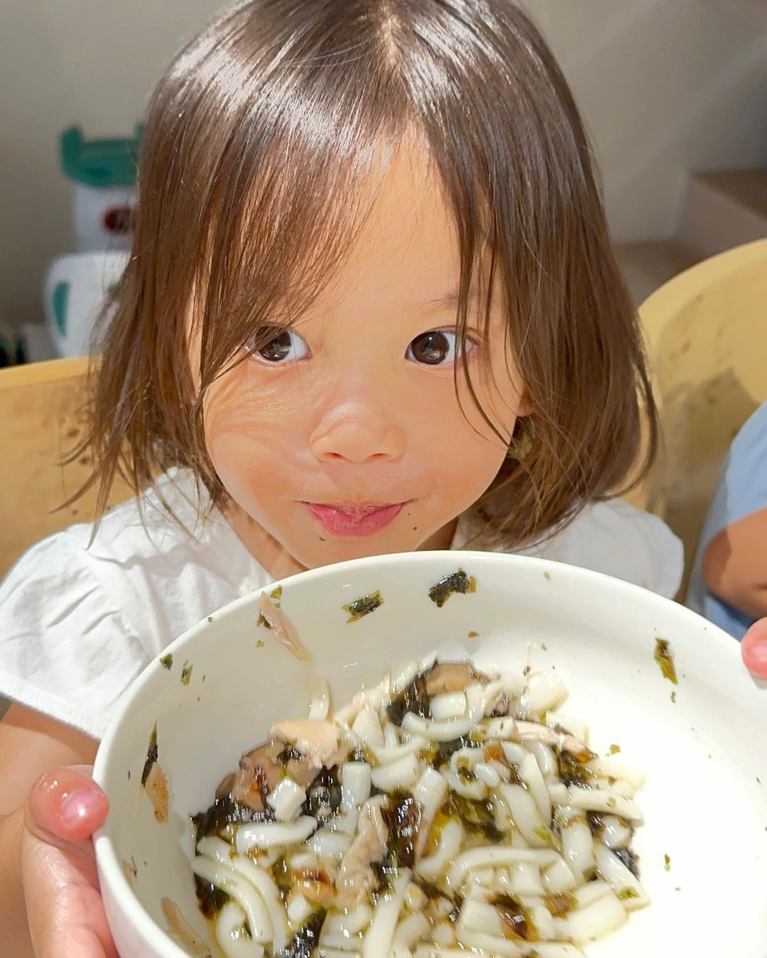 Vợ chồng Hồ Ngọc Hà rèn tính tự lập bằng cách cho con tự múc ăn...