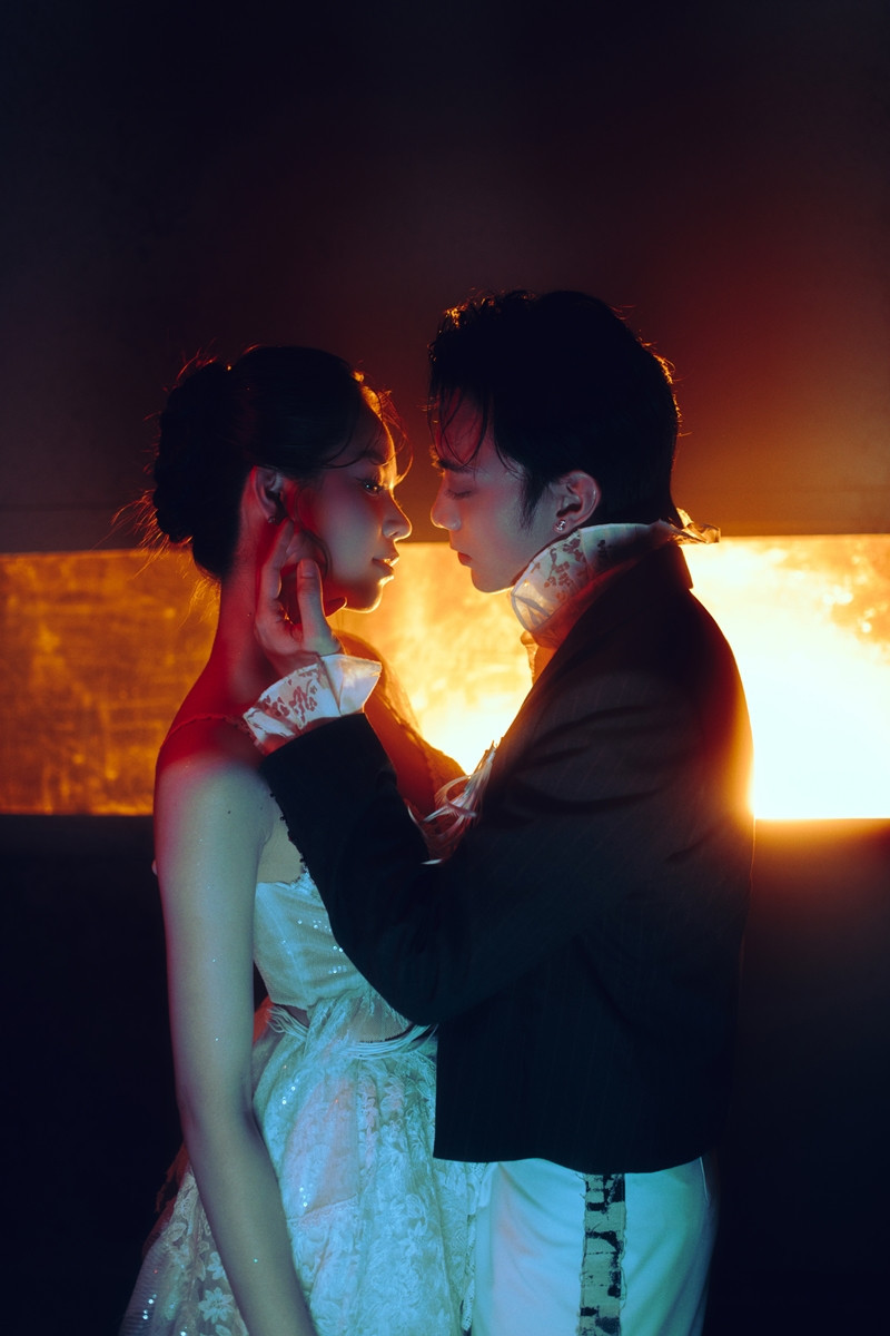 SOOBIN - Thanh Thủy "tình bể bình" trong MV mới.