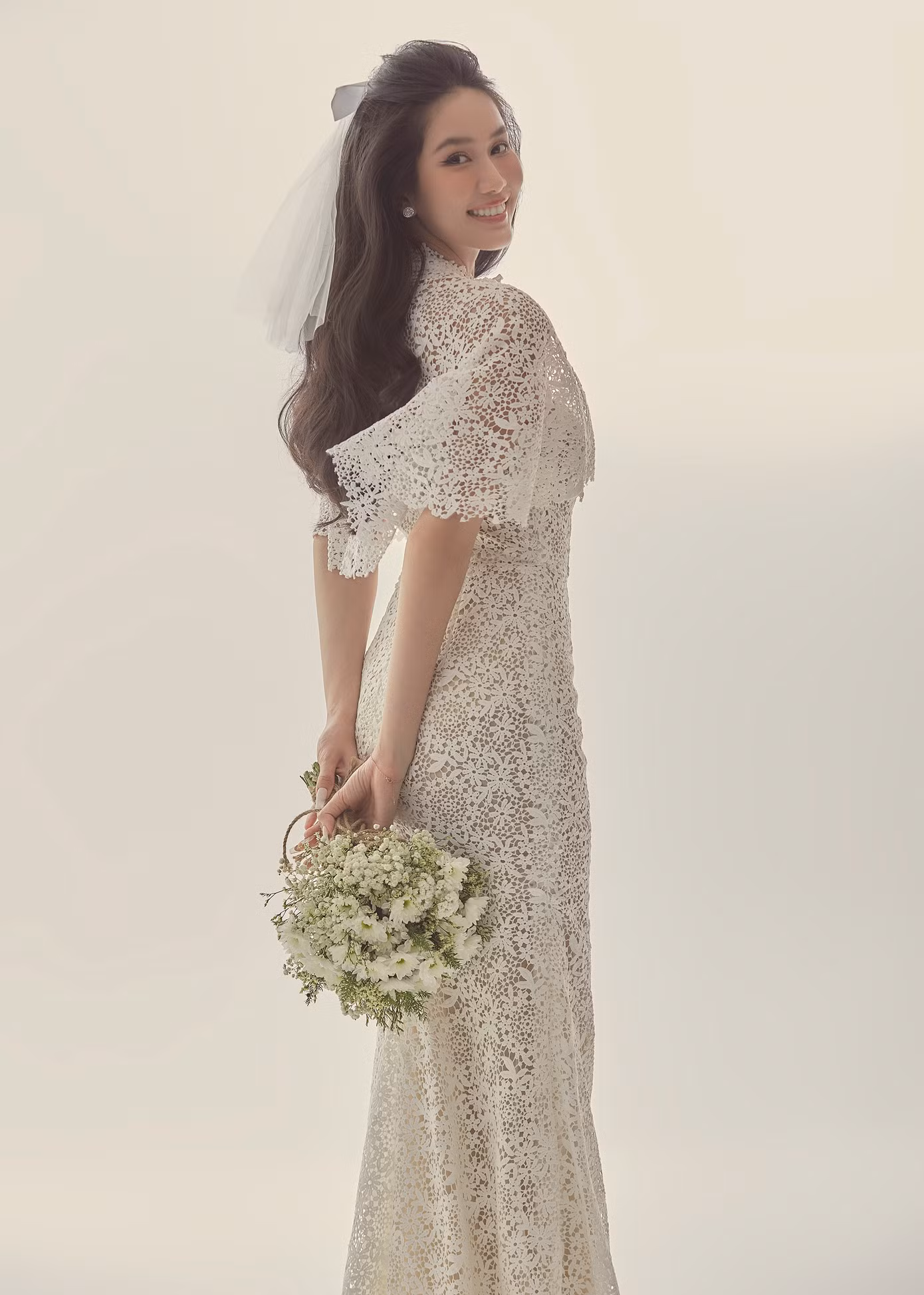 Loạt ảnh Á hậu Phương Anh khoe sắc trong trang phục cô dâu khiến dân tình nôn nóng "đếm ngược" ngày đám cưới diễn ra.