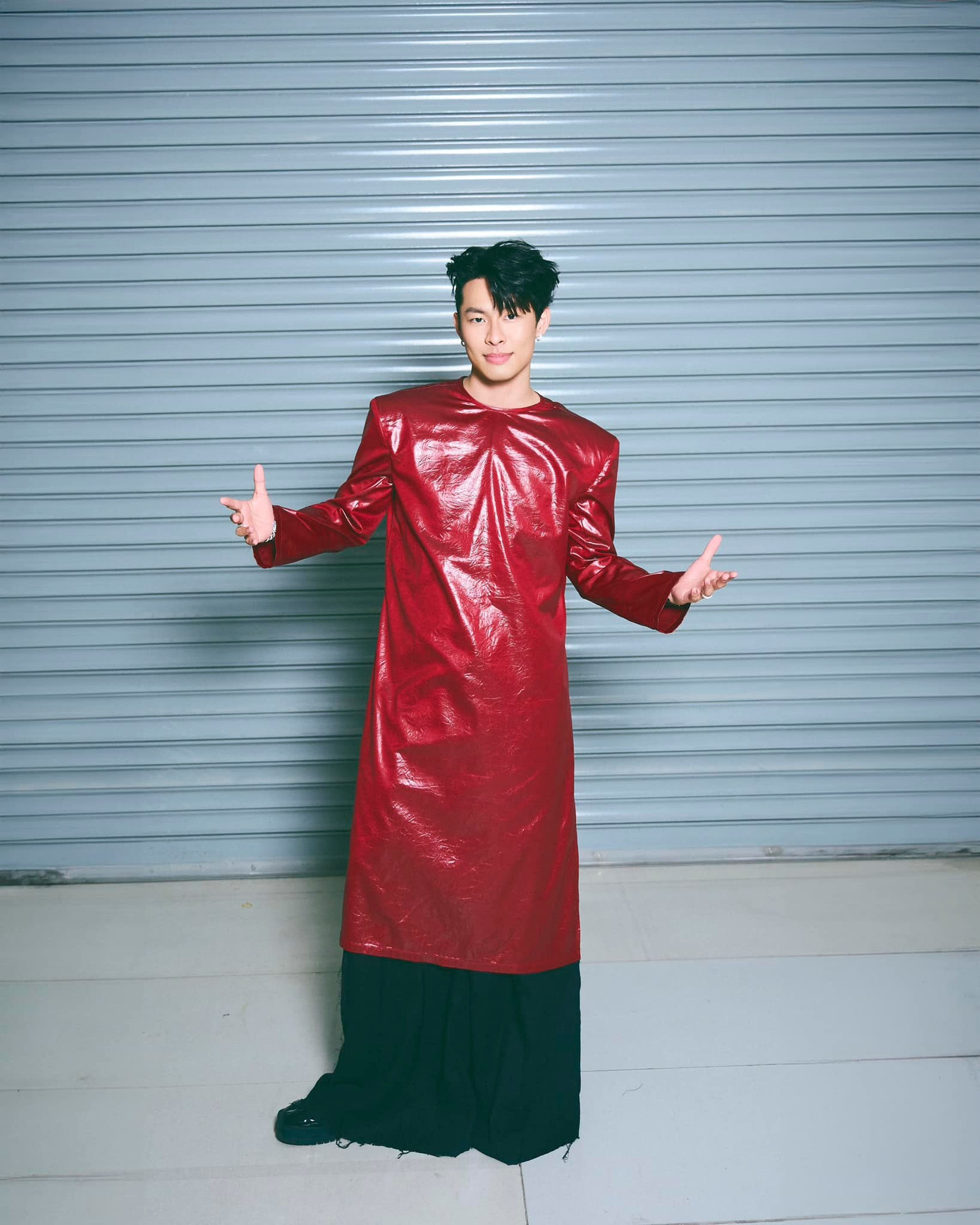 Màn diện áo dài đỏ cá tính đến từ vị trí của "Hai Khang". Màn diện áo dài đỏ cá tính đến từ vị trí của "Hai Khang".