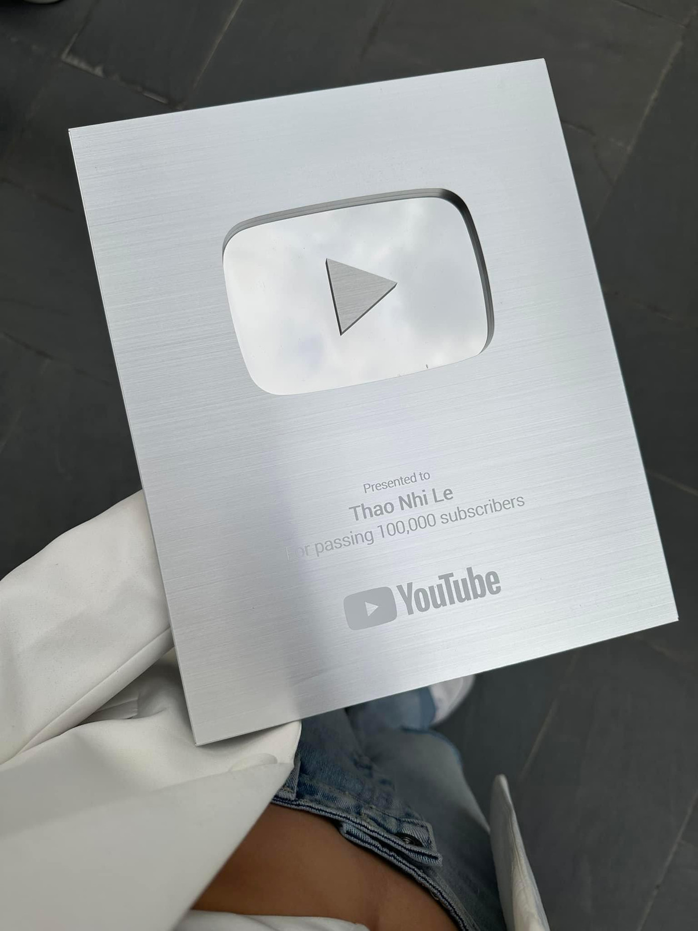 Thảo Nhi Lê vừa "đập hộp" nút Bạc YouTube. Thảo Nhi Lê vừa "đập hộp" nút Bạc YouTube.