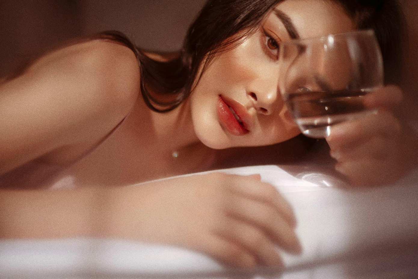 Lối trang điểm nhẹ nhàng với tông cam đào nhấn vào mắt và môi giúp vẻ ngoài của Đan Tiên thêm sắc sảo mà vẫn giữ được nét trẻ trung, ngọt ngào. Lối trang điểm nhẹ nhàng với tông cam đào nhấn vào mắt và môi giúp vẻ ngoài của Đan Tiên thêm sắc sảo mà vẫn giữ được nét trẻ trung, ngọt ngào.