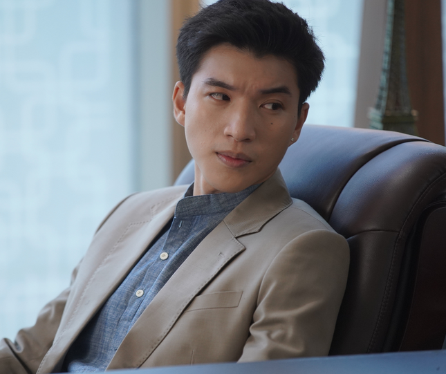 HIEUTHUHAI là một nghệ sĩ xuất thân Underground hiếm hoi vừa "phủ sóng" ở lĩnh vực âm nhạc, vừa gây ấn tượng với gameshow và khiến khán giả bất ngờ khi lấn sân diễn xuất. HIEUTHUHAI là một nghệ sĩ xuất thân Underground hiếm hoi vừa "phủ sóng" ở lĩnh vực âm nhạc, vừa gây ấn tượng với gameshow và khiến khán giả bất ngờ khi lấn sân diễn xuất.