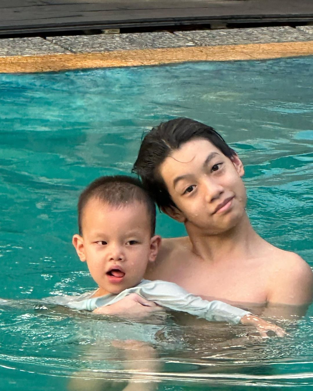 "Siêu quậy" Leon tung tăng dưới nước với anh hai Subeo.