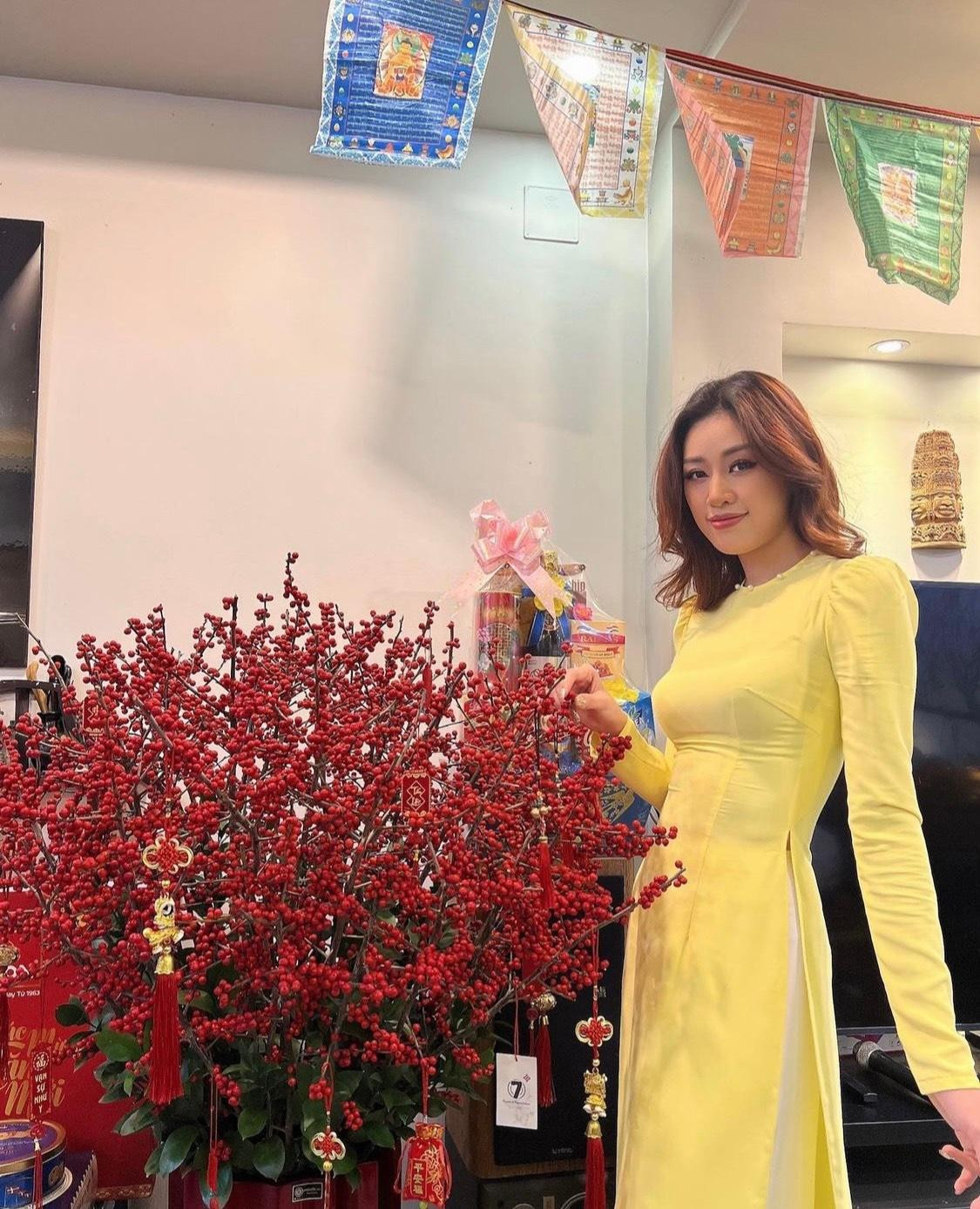 Khánh Vân xinh như hoa trong tà áo dài vàng dịu dàng.