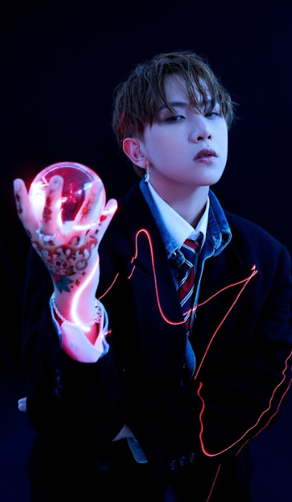 Tùng Maru tái xuất đầy ấn tượng với màn hoá thân làm ảo thuật gia trong bộ hình mới. Tùng Maru tái xuất đầy ấn tượng với màn hoá thân làm ảo thuật gia trong bộ hình mới.