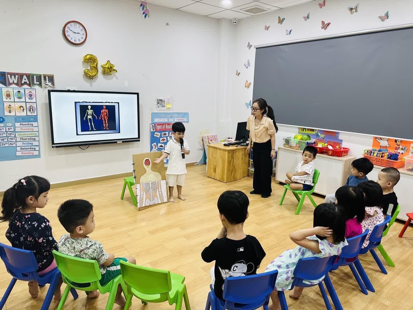 &quot;Cũng cầm mic và thao thao bất tuyệt như ai&quot; - Đàm Vĩnh Hưng tự hào chia sẻ.