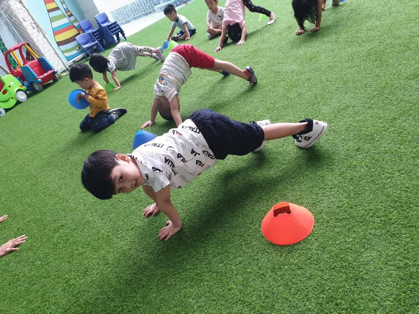 Nhóc tì tích cực tham gia các hoạt động ở trường.