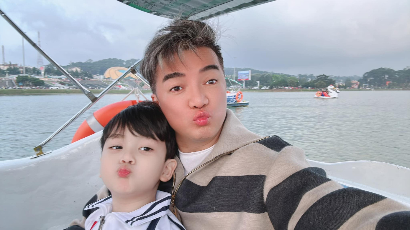 Nam ca sĩ đồng hành với nhóc tì Polo Huỳnh mọi lúc, mọi nơi.