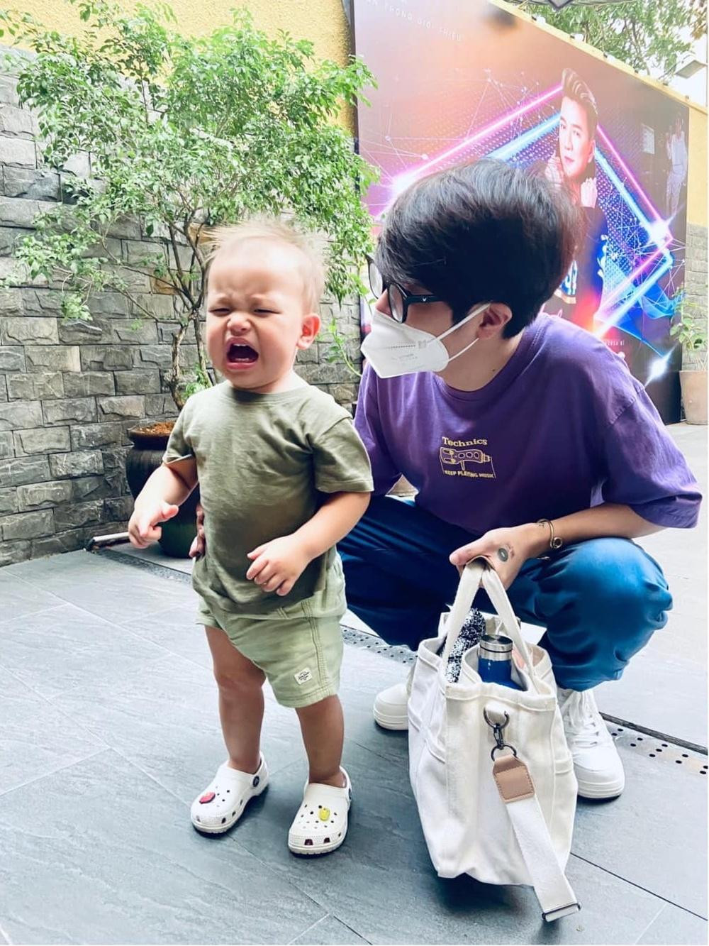 Nhóc tì "mè nheo" dù nam ca sĩ có cử chỉ yêu thương. Nhóc tì "mè nheo" dù nam ca sĩ có cử chỉ yêu thương.