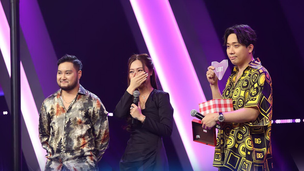 Nguyễn Hồ và bạn gái khiến cả trường quay vỡ òa tại Người Ấy Là Ai. Nguyễn Hồ và bạn gái khiến cả trường quay vỡ òa tại Người Ấy Là Ai.