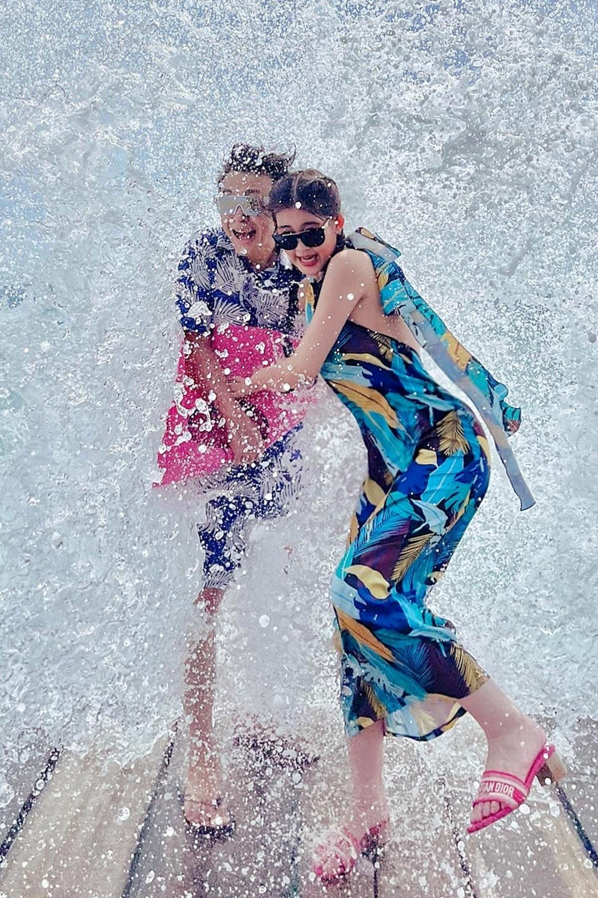 Lê Âu Ngân Anh và chồng sắp cưới trong chuyến du lịch tại Bình Định.