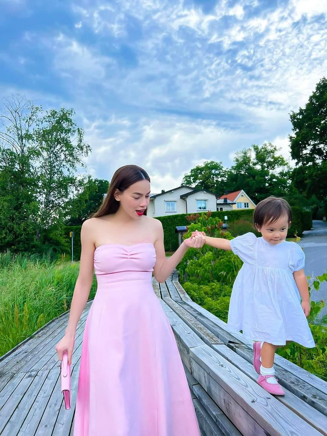 "Chị ba" nhà Hà Hồ - Kim Lý diện đầm tay bồng và nắm tay mẹ đầy tình cảm. "Chị ba" nhà Hà Hồ - Kim Lý diện đầm tay bồng và nắm tay mẹ đầy tình cảm.