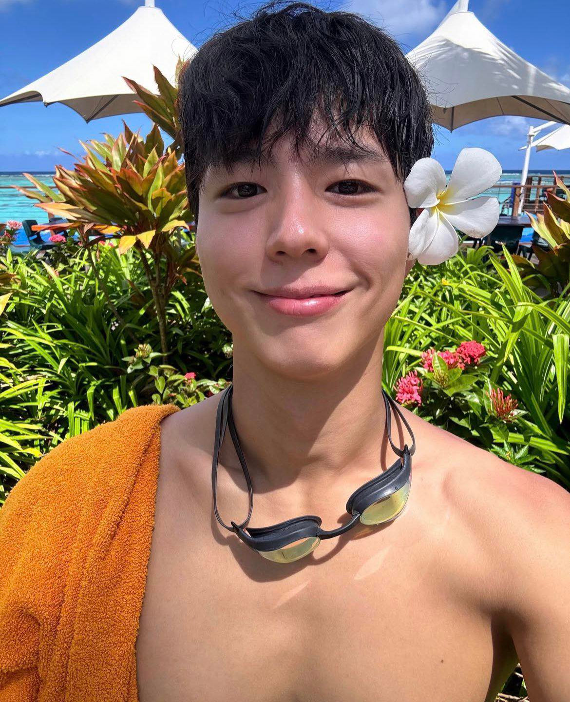 Park Bo Gum khoe visual tươi như hoa nhưng lại xóa ảnh nhanh như chớp.