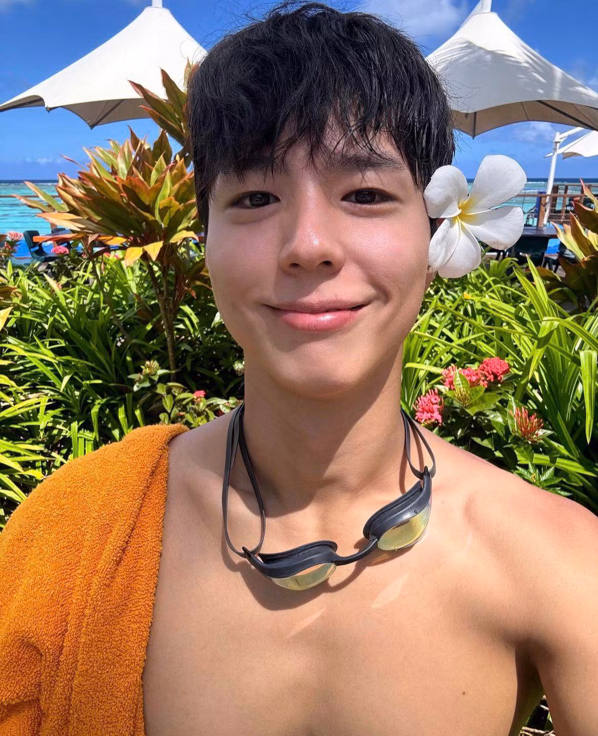 Park Bo Gum khoe visual tươi như hoa nhưng lại xóa ảnh nhanh như chớp.