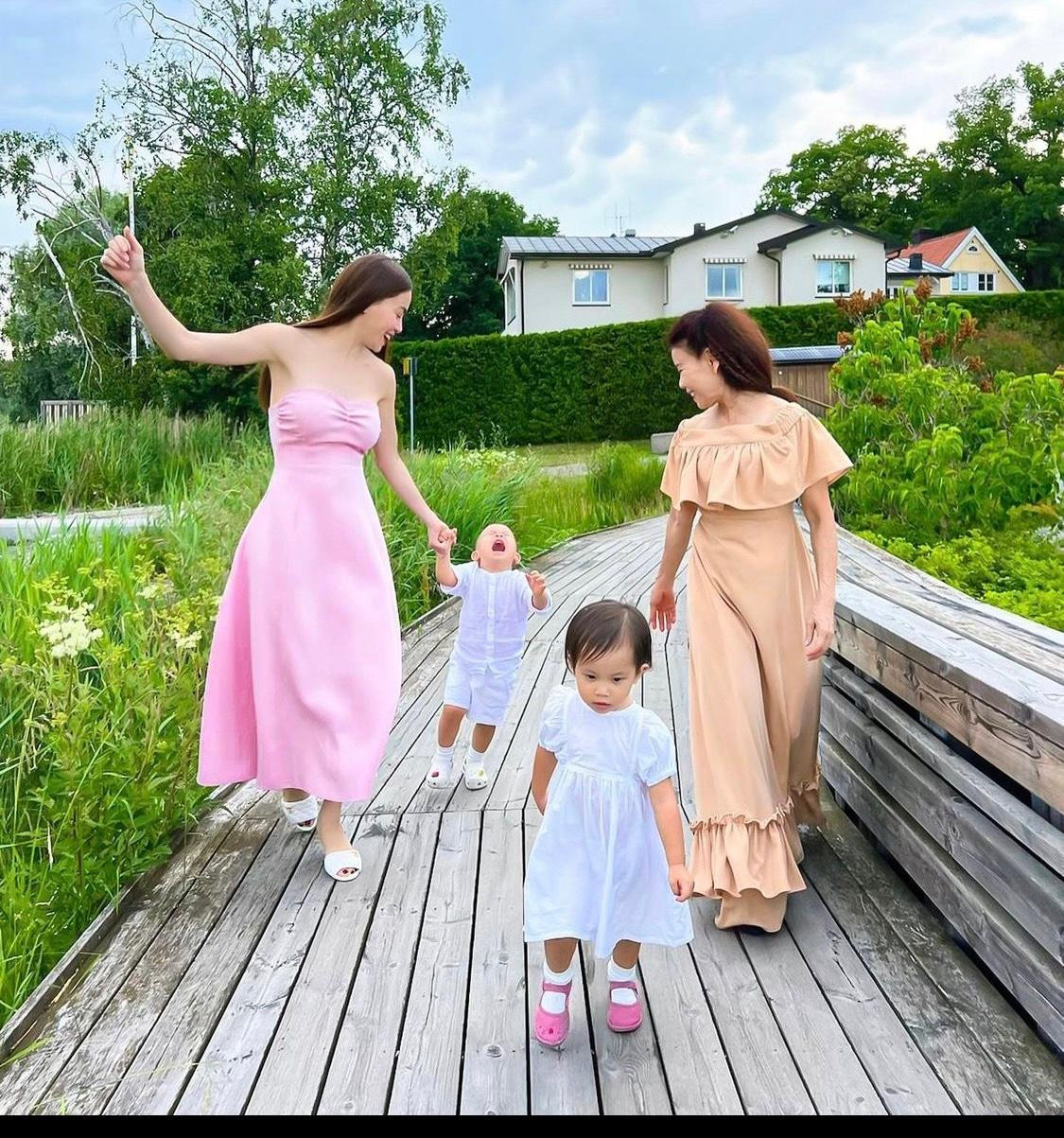 Cậu út nhà Hà Hồ - Kim Lý và "bầu trời mè nheo" mỗi lần tạo dáng cùng mẹ. Cậu út nhà Hà Hồ - Kim Lý và "bầu trời mè nheo" mỗi lần tạo dáng cùng mẹ.