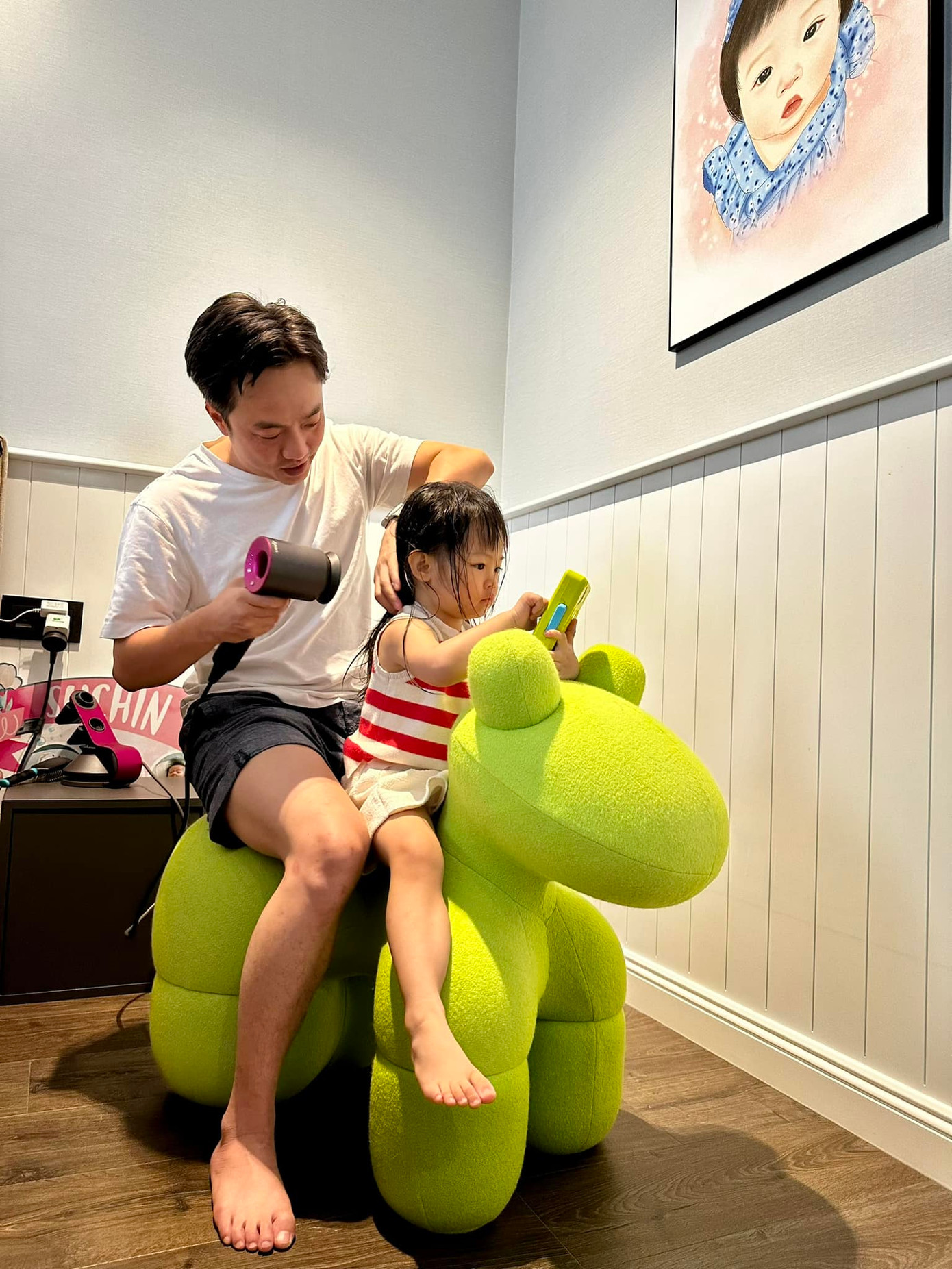 Cường Đô La thường tự tay sấy tóc cho "con gái rượu" Suchin. Cường Đô La thường tự tay sấy tóc cho "con gái rượu" Suchin.