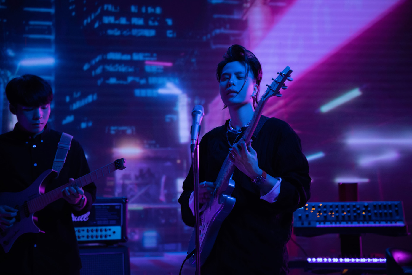 Màu sắc, tư duy âm nhạc "lệch pha" là lý do khiến sản phẩm mới của Trịnh Thăng Bình "trôi" giữa thị trường âm nhạc đang có nhiều nhân tố và xu hướng mới.