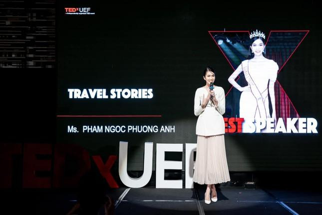 Á hậu Phương Anh thanh lịch trong vai trò diễn giả.
