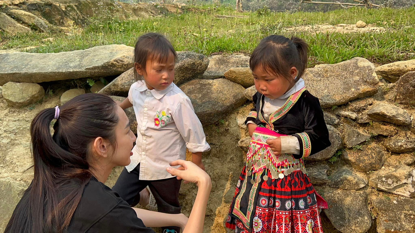 Trong chuyến đi gần nhất cùng với "team châu Phi" hồi đầu tháng 2/2023, Thùy Tiên đến khảo sát tại điểm trường Xéo Hồ, xã Sơn Vĩ (huyện Mèo Vạc, tỉnh Hà Giang).