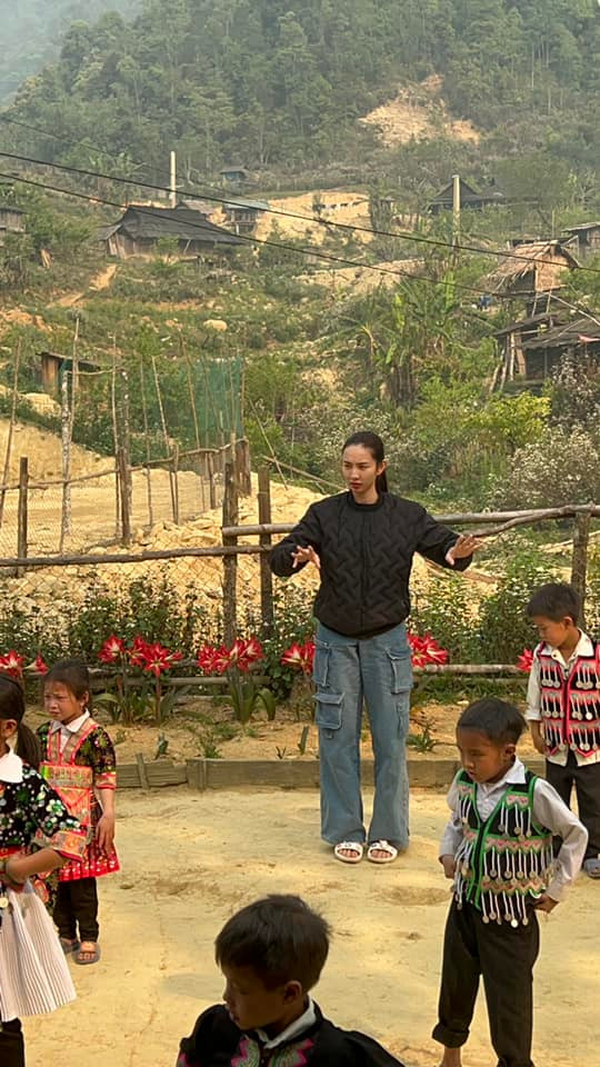 Hoa hậu Thùy Tiên tập thể dục cùng các em nhỏ.