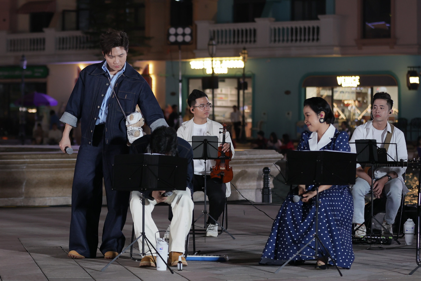 Bùi Công Nam xúc động với câu chuyện về bố. Bùi Công Nam xúc động với câu chuyện về bố.