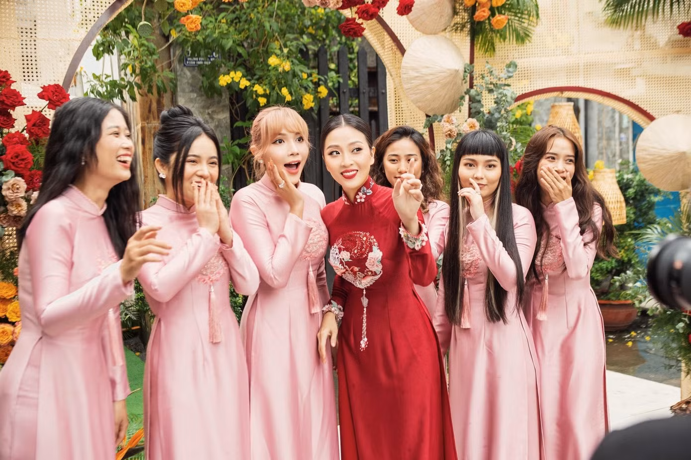 Diễn viên Khả Như "gia nhập" dàn bê tráp trong ngày trọng đại của MC Liêu Hà Trinh.