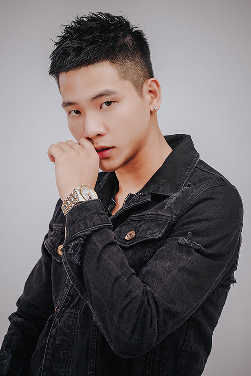 Quân A.P sở hữu giọng hát mộc mạc, giàu cảm xúc với nhiều ca khúc đình đám như Bông Hoa Đẹp Nhất, Còn Gì Đau Hơn Chữ Đã Từng… và vẻ đẹp chuẩn &quot;nam thần&quot; của V-Biz.