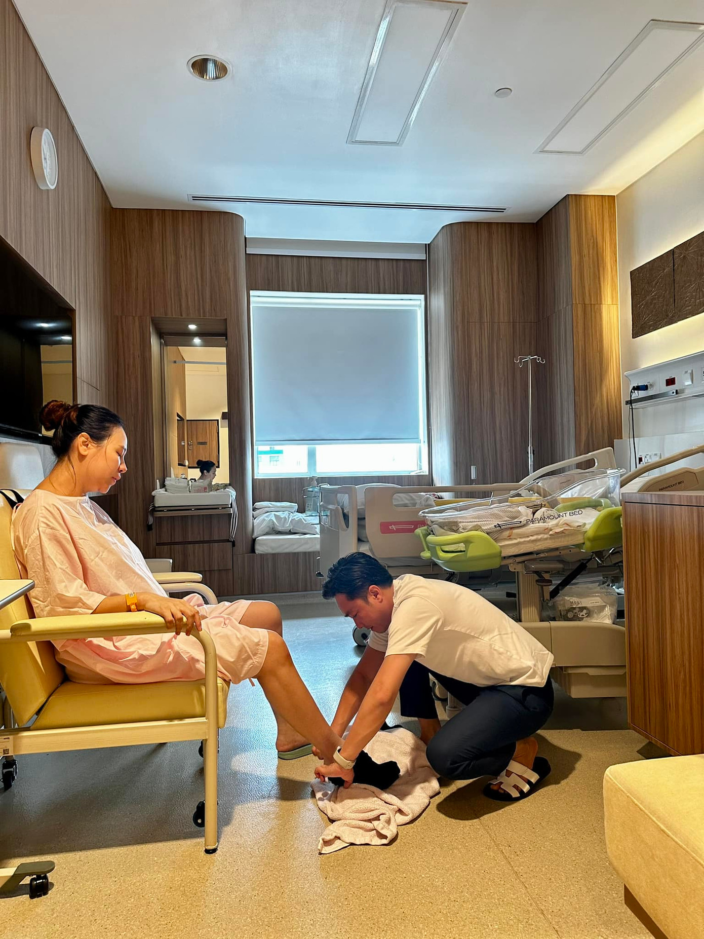 Cường Đô La chăm sóc vợ chu đáo sau sinh nhóc tì thứ 2. Cường Đô La chăm sóc vợ chu đáo sau sinh nhóc tì thứ 2.