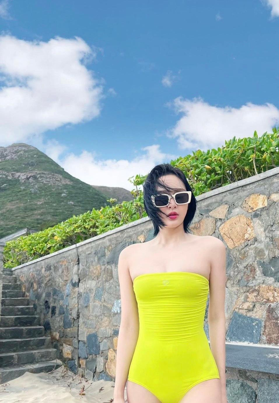 Người đẹp cũng dành nhiều thời gian để đi du lịch, nghỉ dưỡng tại những nơi sang trọng. Người đẹp cũng dành nhiều thời gian để đi du lịch, nghỉ dưỡng tại những nơi sang trọng.