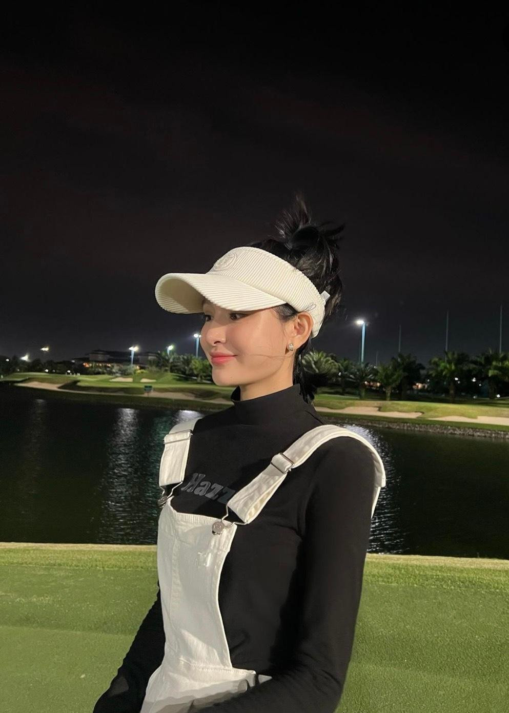 Hiền Hồ khiến netizen bất ngờ khi liên tục check-in tại sân golf. Hiền Hồ khiến netizen bất ngờ khi liên tục check-in tại sân golf.