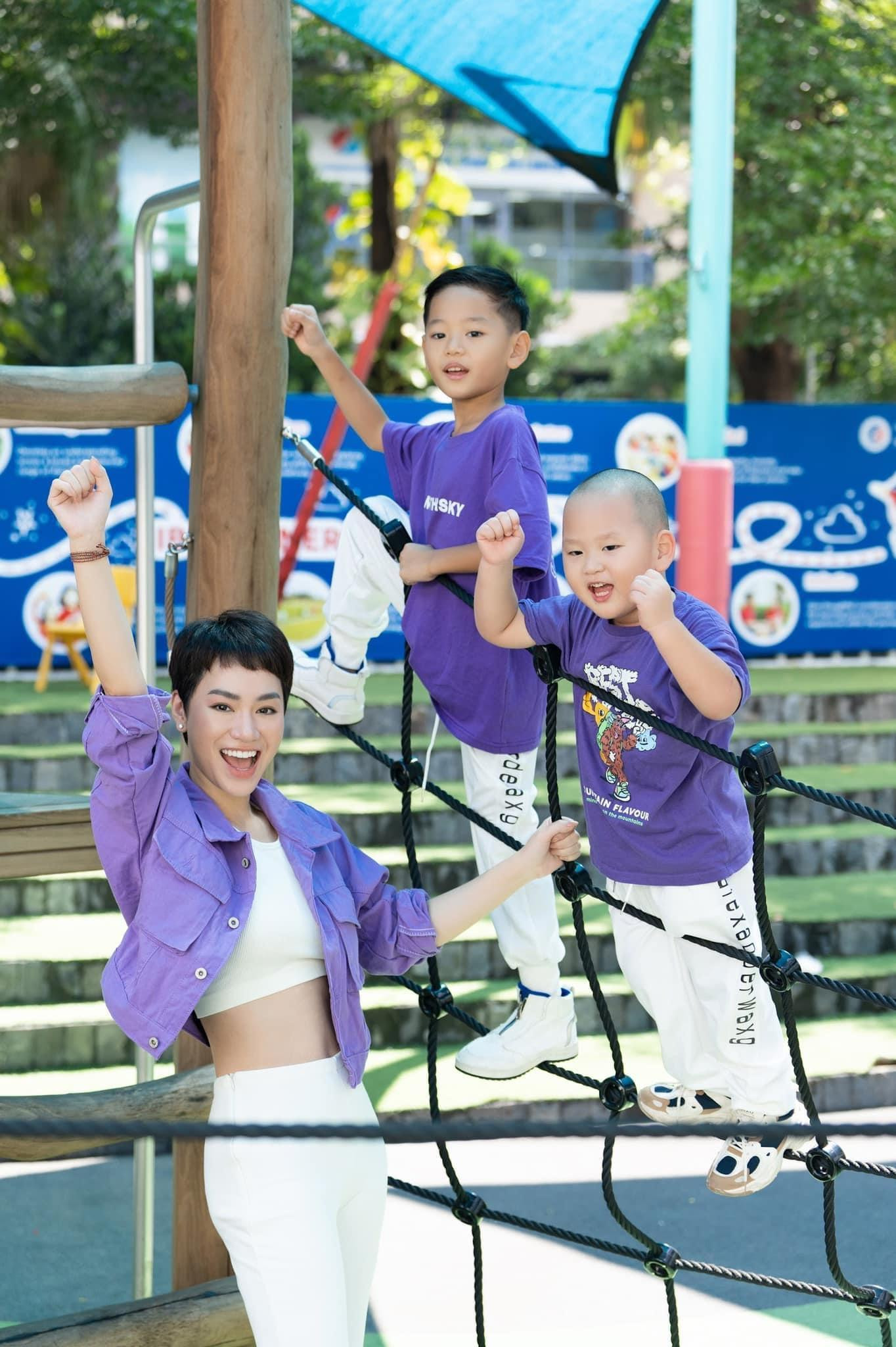 Cậu bé "tươi như hoa" trong bộ ảnh chụp cùng mẹ và anh trai Harry. Cậu bé "tươi như hoa" trong bộ ảnh chụp cùng mẹ và anh trai Harry.