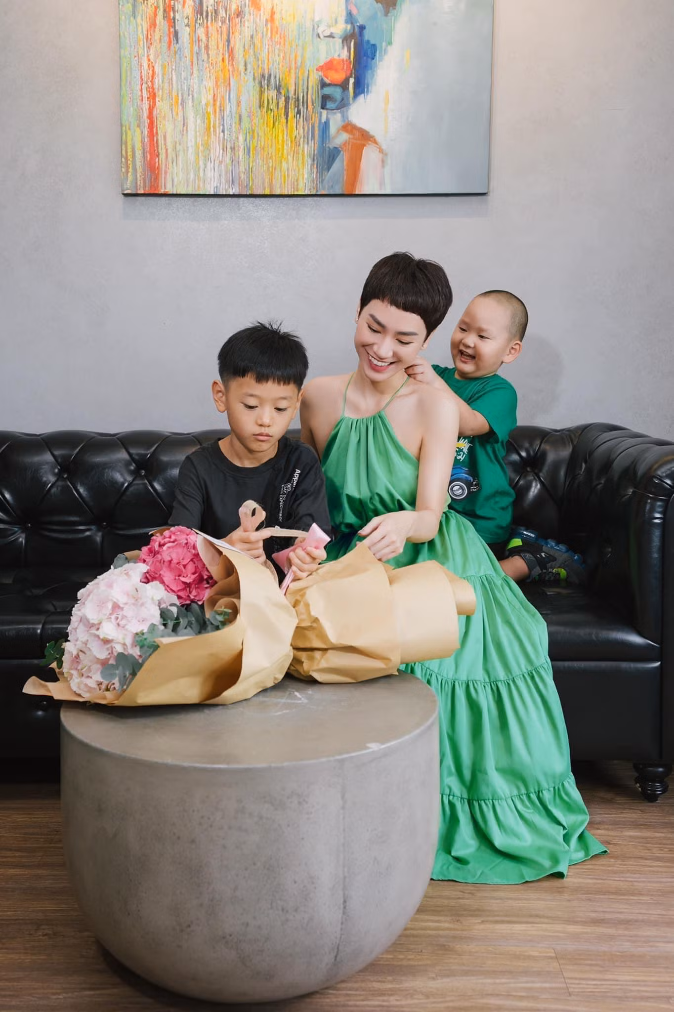 Hayden thể hiện tình cảm bằng cách xoa vai cho mẹ.